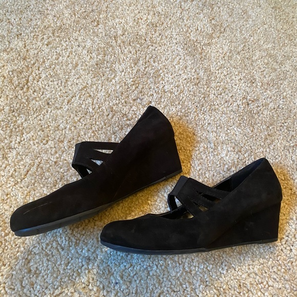 Women’s 8 Black Suede Mary Jane Style Wedges - Picture 6 of 10